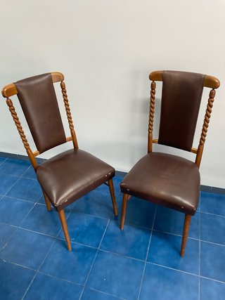 Juego de 2 sillas de madera y cuero