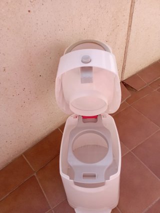 Contenedor de pañales blanco