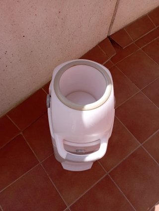 Contenedor de pañales blanco