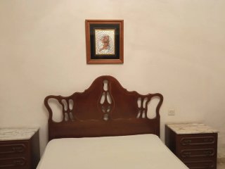 Habitación de madera con tapas de mármol.