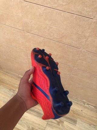 Botas de fútbol rojas