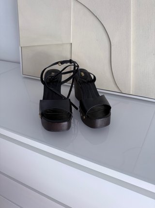 Sandalias cuña Zara negras y marrones