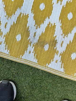 Alfombra reversible amarilla y blanca