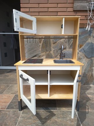 Cocina de madera estilo IKEA