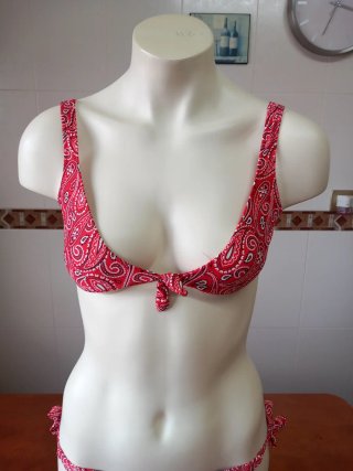 Bikini rojo con estampado paisley