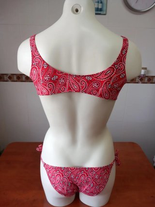 Bikini rojo con estampado paisley