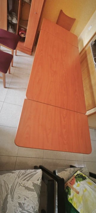 Mesa de comedor de madera