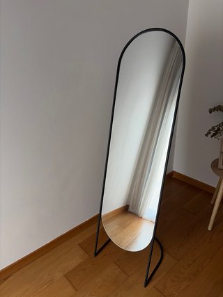 Espejo de pie diseño borde negro