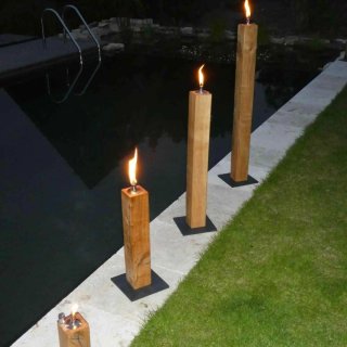 Columnas de madera y metal para jardín