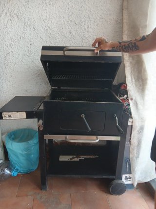 Barbacoa Negra con Detalles Plateados