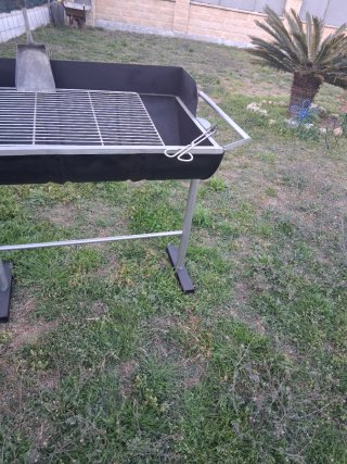 Barbacoa de metal negra y plateada