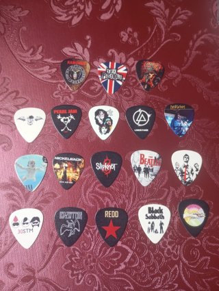 Púas de guitarra variadas