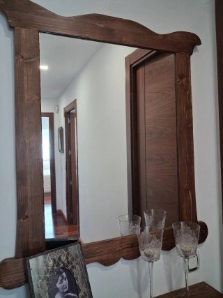 Espejo de madera con marco decorativo y estante