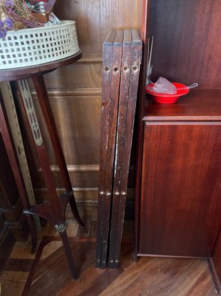 Mesa redonda de madera con sillas