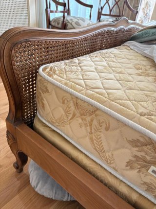Cama Luis XV Nogal y Rejilla + Colchón 150cm