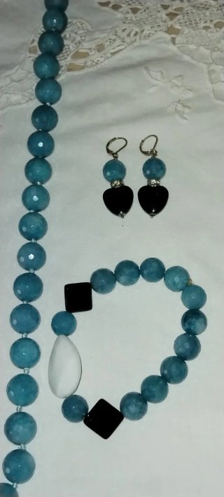 Borsetta e collana blu e verdi