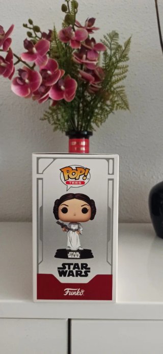 Funko Pop! Princess Leia Star Wars con Camiseta