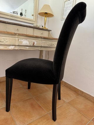 Silla de terciopelo negro