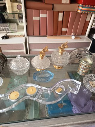 Decoración de cristal dorada y transparente