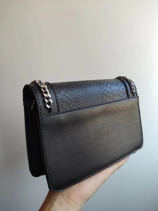 Bolso negro efecto piel con cadena