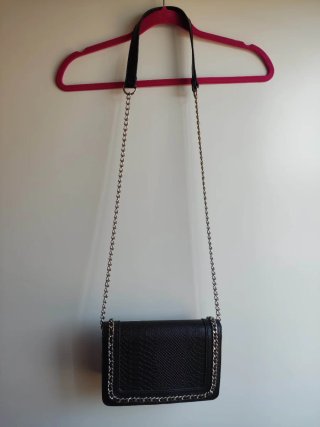 Bolso negro efecto piel con cadena