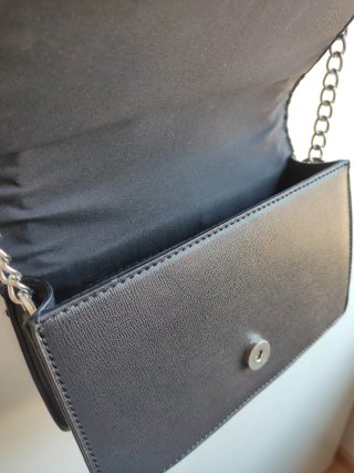 Bolso negro efecto piel con cadena