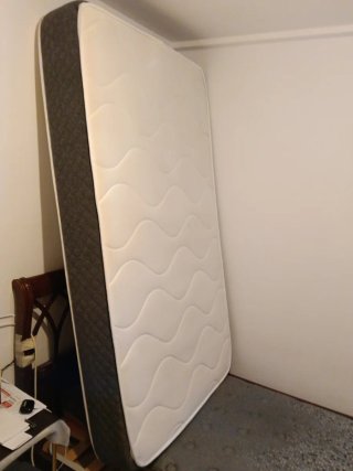 Colchón blanco y negro 1,90/105