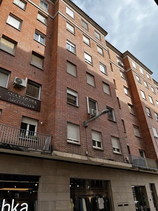 Es lloga alquiler piso  180m.despachos oficinas
