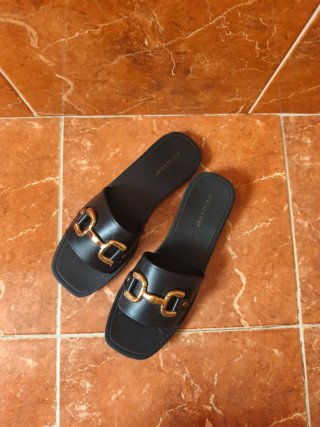 Chanclas Primark negras con detalle dorado