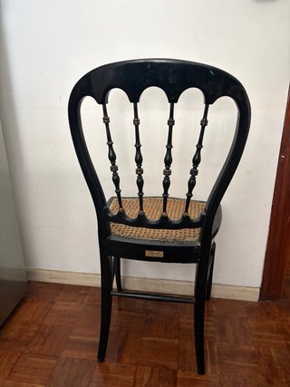 Silla antigua negra con detalles dorados