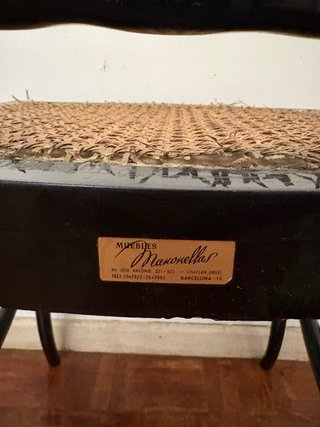Silla antigua negra con detalles dorados