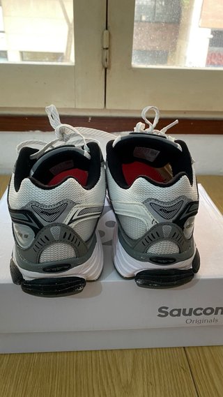 Saucony Omni 9 Gris y Blanco