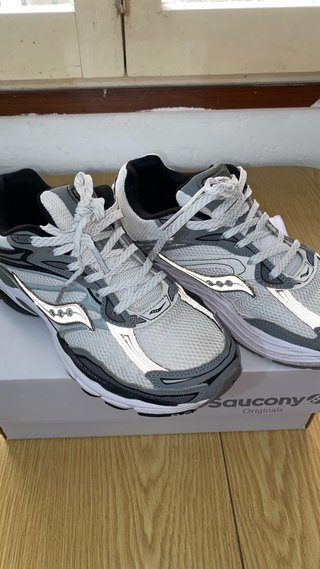 Saucony Omni 9 Gris y Blanco