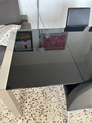 Mesa cristal extensible y 4 sillas. RODA DE BARÀ