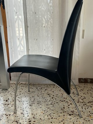 Mesa cristal extensible y 4 sillas. RODA DE BARÀ