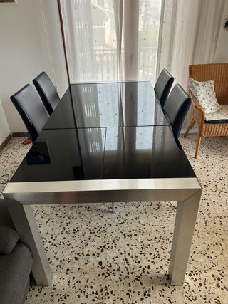 Mesa cristal extensible y 4 sillas. RODA DE BARÀ