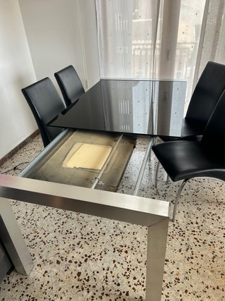 Mesa cristal extensible y 4 sillas. RODA DE BARÀ