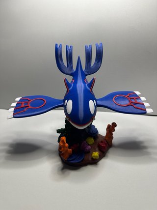 Figura Pokémon Kyogre com base