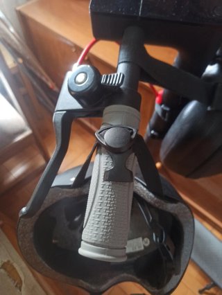 Patinete eléctrico con casco y bolsa