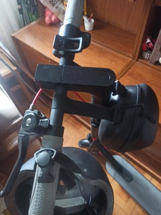 Patinete eléctrico con casco y bolsa