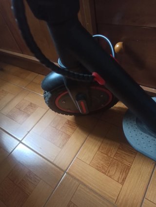 Patinete eléctrico con casco y bolsa