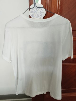 Camiseta blanca con diseño de mujer de Zara.