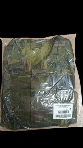 Traje militar boscoso pixelado Talla 1C.