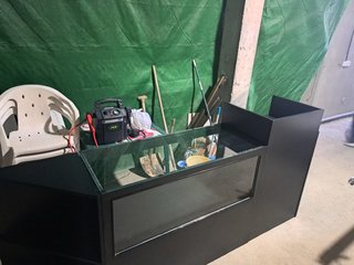 Mostrador de cristal y plástico negro