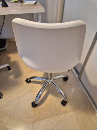 Silla de oficina blanca y negra