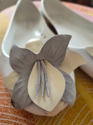 Ballerine bianche in silicone con fiore in pelle
