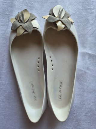 Ballerine bianche in silicone con fiore in pelle