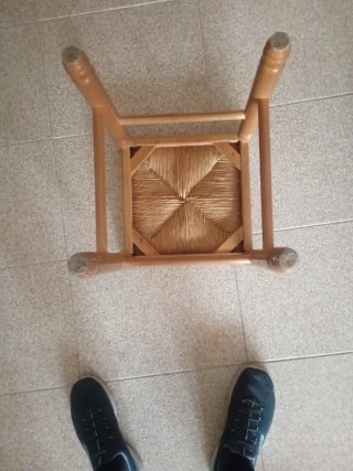 Banqueta de madera y ratán