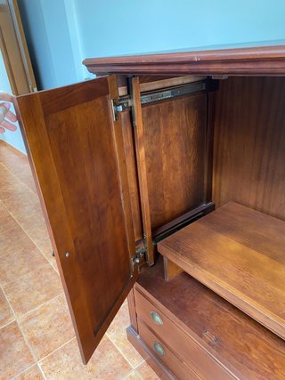 Armario de madera con cajones