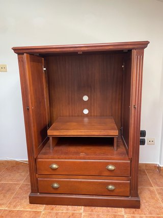 Armario de madera con cajones